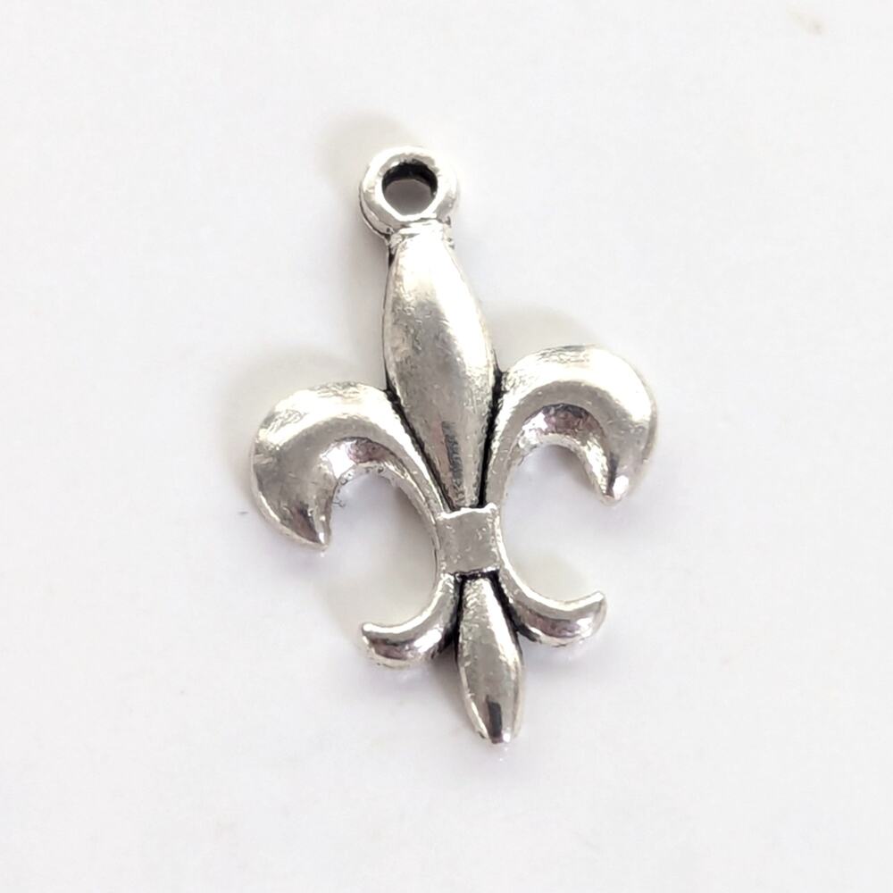Vintage Silver Tone Fleur De Lis Dainty Delicate Mini Pendant Bracelet Charm